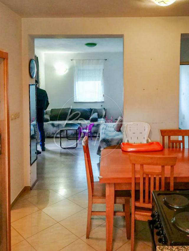 Dvoetažna kuća s tri apartmana