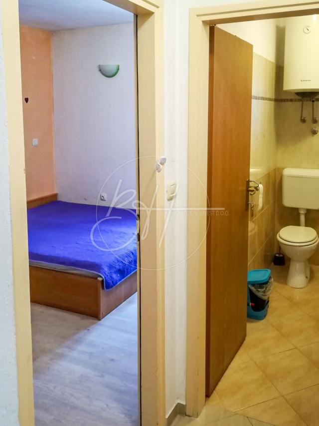 Dvoetažna kuća s tri apartmana