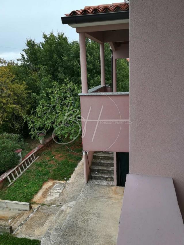 Dvoetažna kuća s tri apartmana