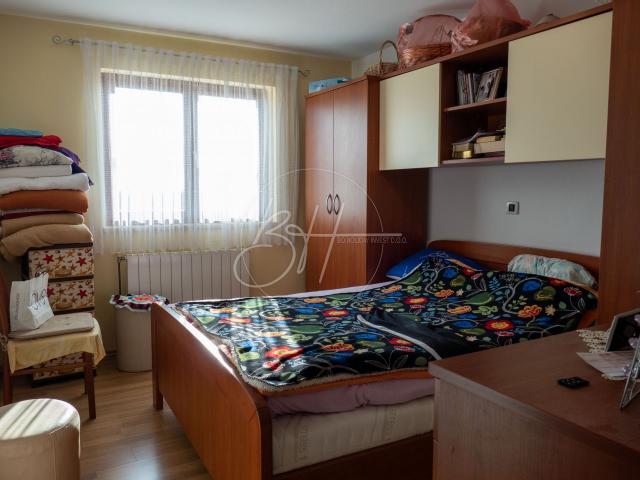 Kuća s 4 apartmana, garažom i velikim maslinikom