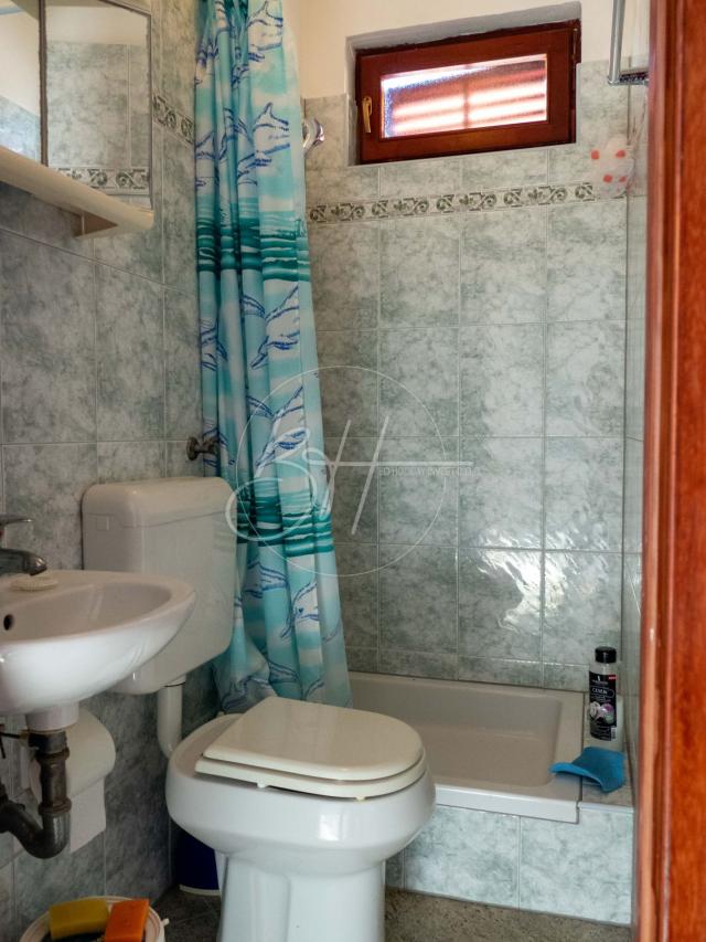 Kuća s 4 apartmana, garažom i velikim maslinikom