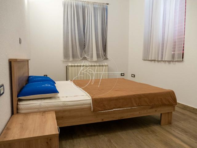 Kuća s 4 apartmana, garažom i velikim maslinikom