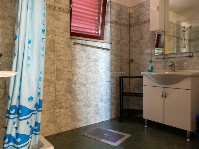 Kuća s 4 apartmana, garažom i velikim maslinikom