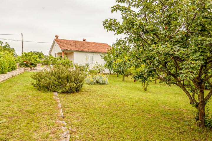 Dugoročan najam kuće u mirnom okruženju i s prekrasnim pogledom na more