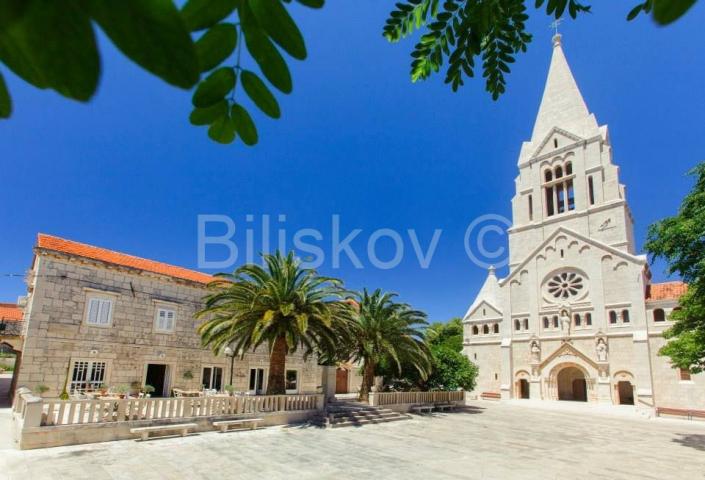 Brač, Selca, zemljište s dozvolom za gradnju vile s bazenom