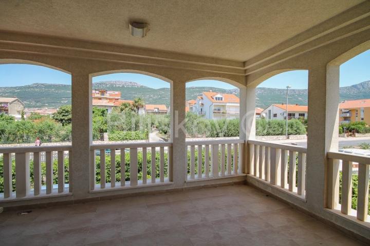 Luksuzna obiteljska villa u Kaštel Lukšiću