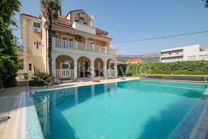 Luksuzna obiteljska villa u Kaštel Lukšiću