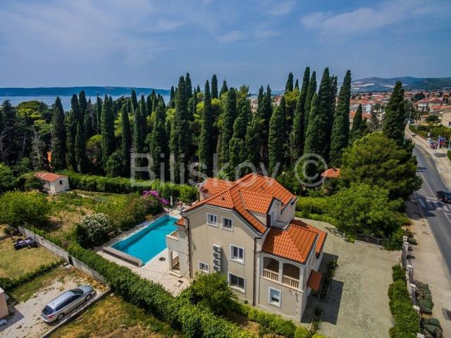 Luksuzna obiteljska villa u Kaštel Lukšiću