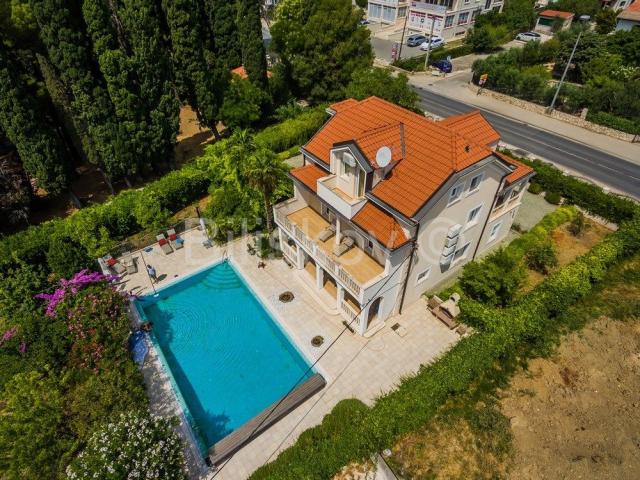 Luksuzna obiteljska villa u Kaštel Lukšiću