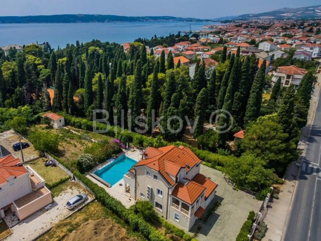 Luksuzna obiteljska villa u Kaštel Lukšiću