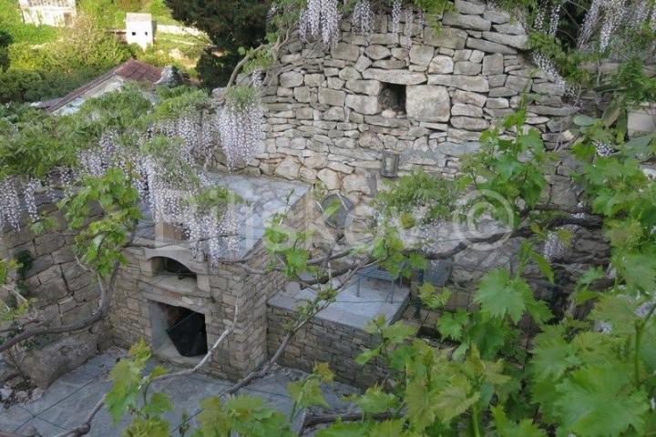 Brač, Splitska 2 kuće, bazen, okućnica 1000 m2, 150m od mora 