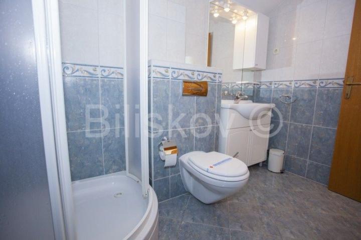 Drvenik, apartmanska zgrada s 14 jedinica