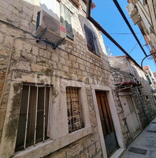 Trogir, centar, stara kamena kuća za renovaciju, prodaja