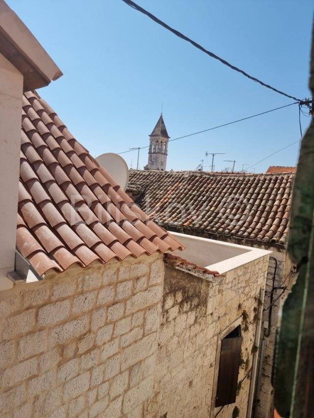 Trogir, centar, stara kamena kuća za renovaciju, prodaja