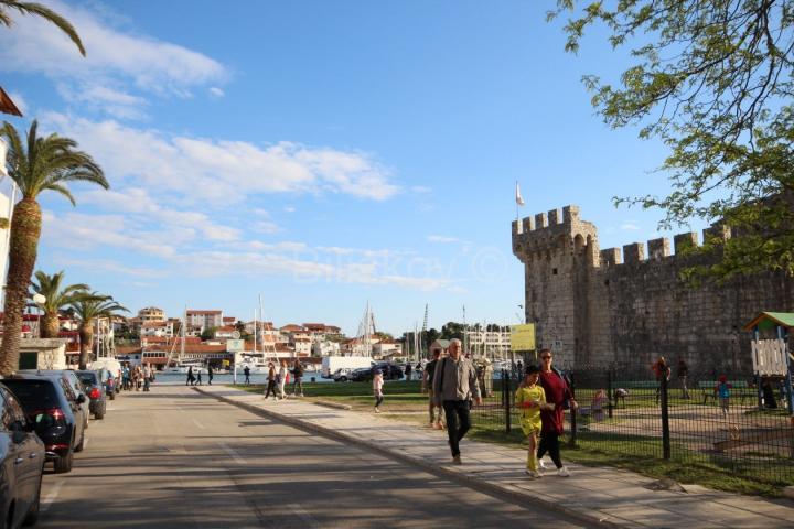 Trogir, centar, stara kamena kuća za renovaciju, prodaja