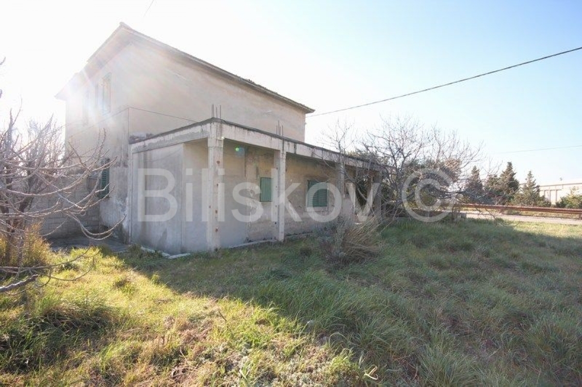 Solin, Sveti Kajo, prodaja zemljište 1349m2  sa kućom 240m2