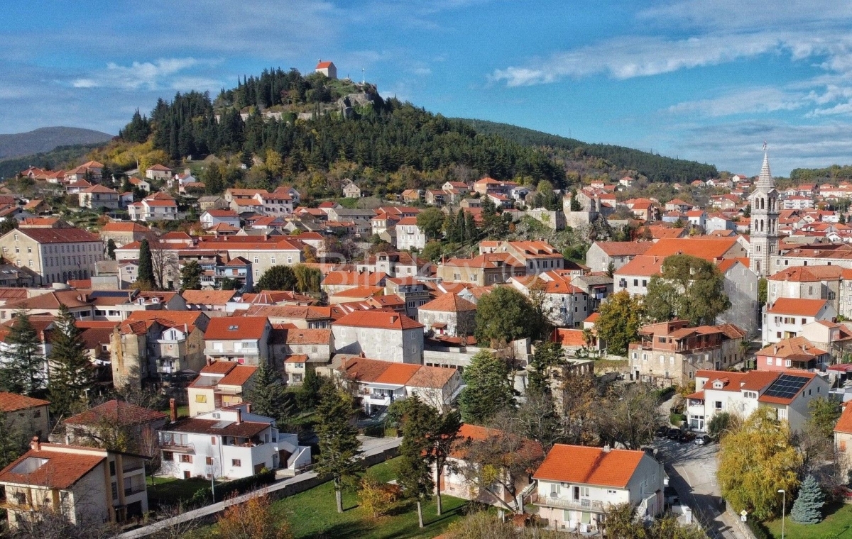 Sinj, centar, kuća sa 2 stana 180 m2, vrt 1360