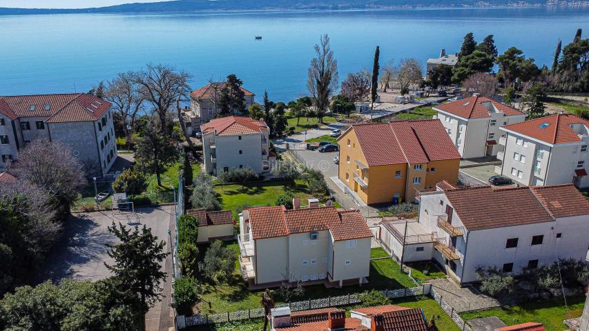 Prodaja, Kaštel Lukšić, kuća u blizini mora sa zemljištem