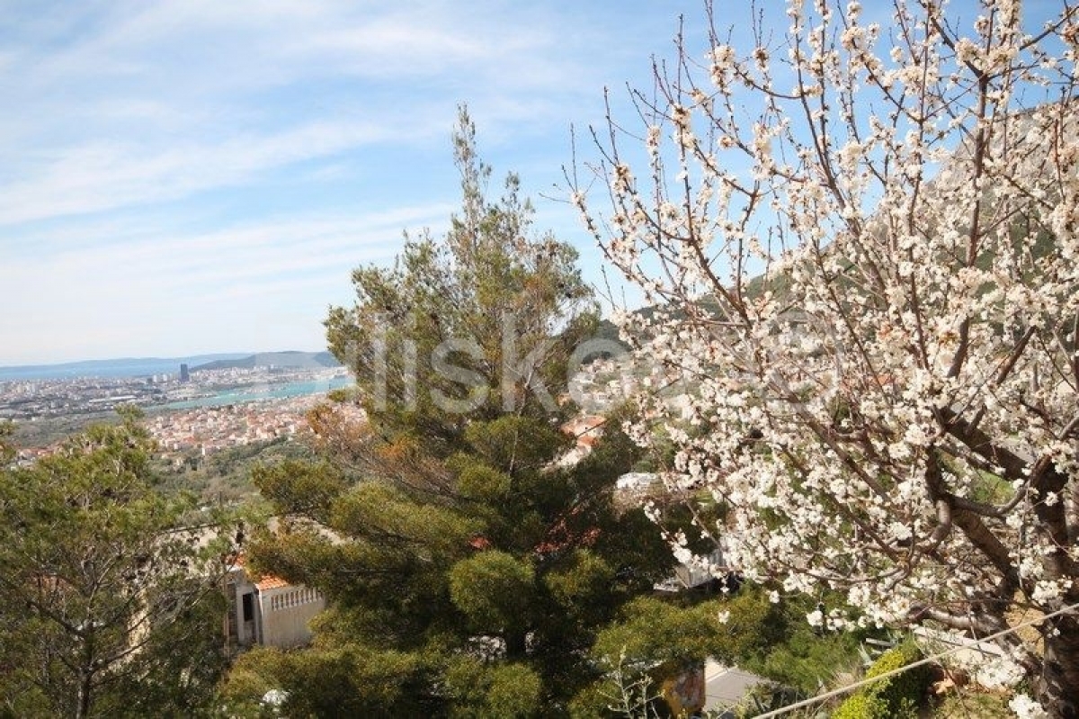 Klis samostojeća kuća sa 4 stambene jedinice bazen pogled 