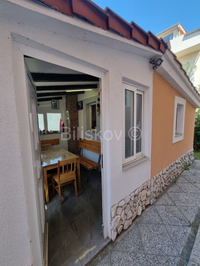 Solin, 2soban stan 71+20m2, pomoćni objekt cca. 20 m2, dvorište