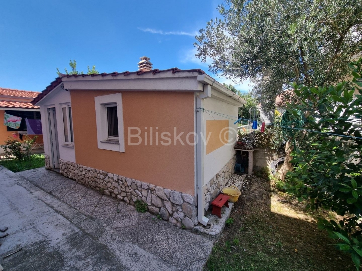 Solin, 2soban stan 71+20m2, pomoćni objekt cca. 20 m2, dvorište