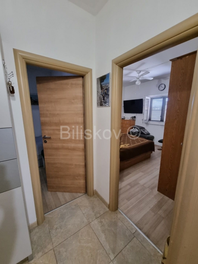 Solin, 2soban stan 71+20m2, pomoćni objekt cca. 20 m2, dvorište