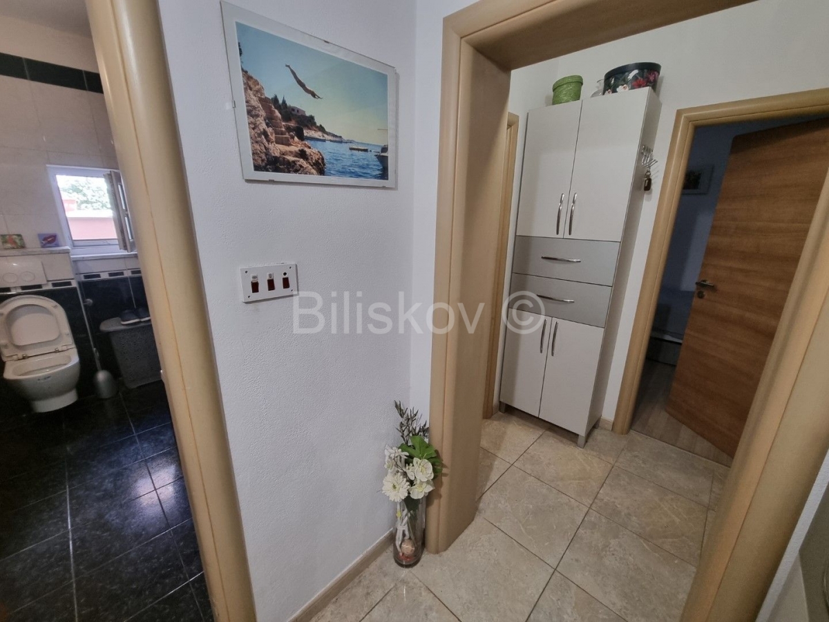 Solin, 2soban stan 71+20m2, pomoćni objekt cca. 20 m2, dvorište