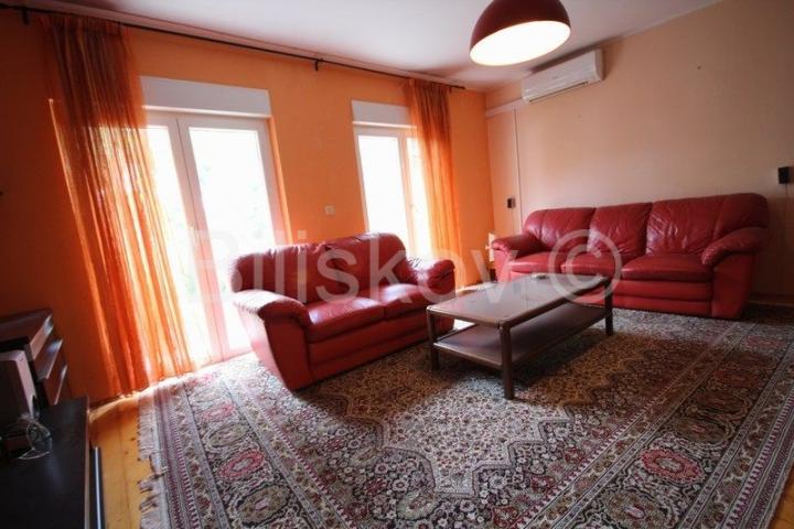 Podstrana, kuća u nizu 168 m2, vrt 35 m2, 2 park. mjesta