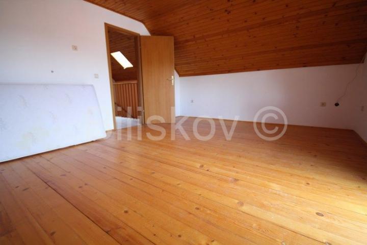 Podstrana, kuća u nizu 168 m2, vrt 35 m2, 2 park. mjesta