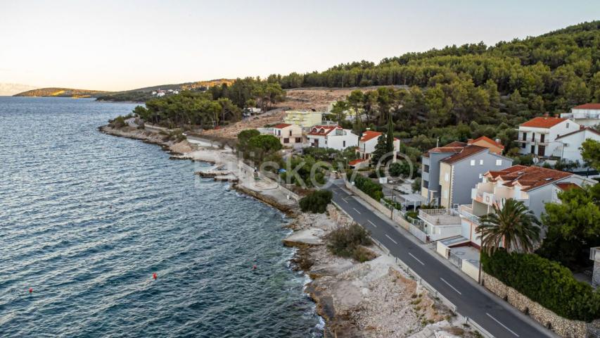 Trogir, obiteljska kuća prvi red do mora