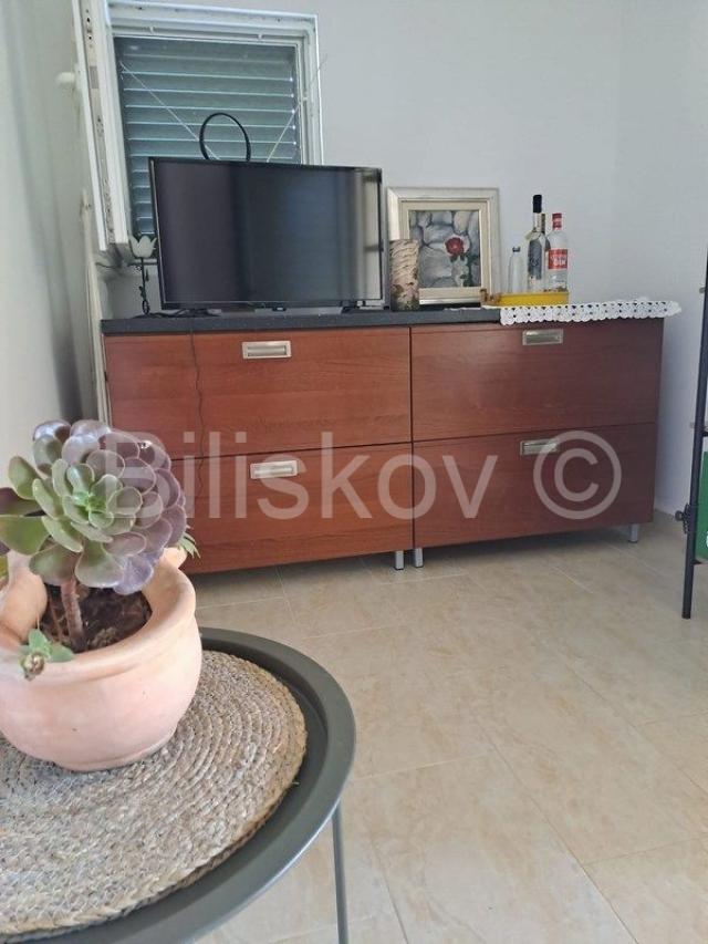 Stari Grad,  kuća 51 m2 sa maslinikom 2300 m2