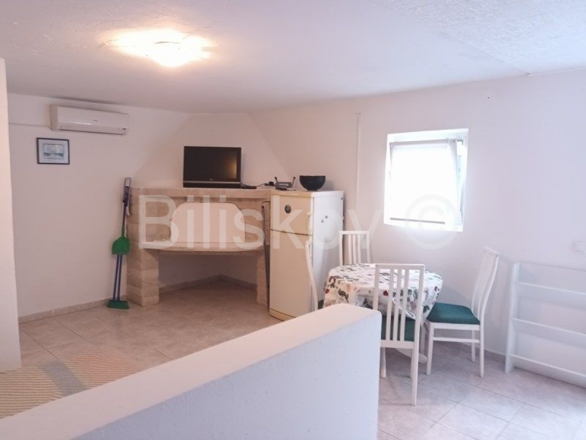 Hvar, stan 43 m2 + veranda 14 m2 (studio apartman)