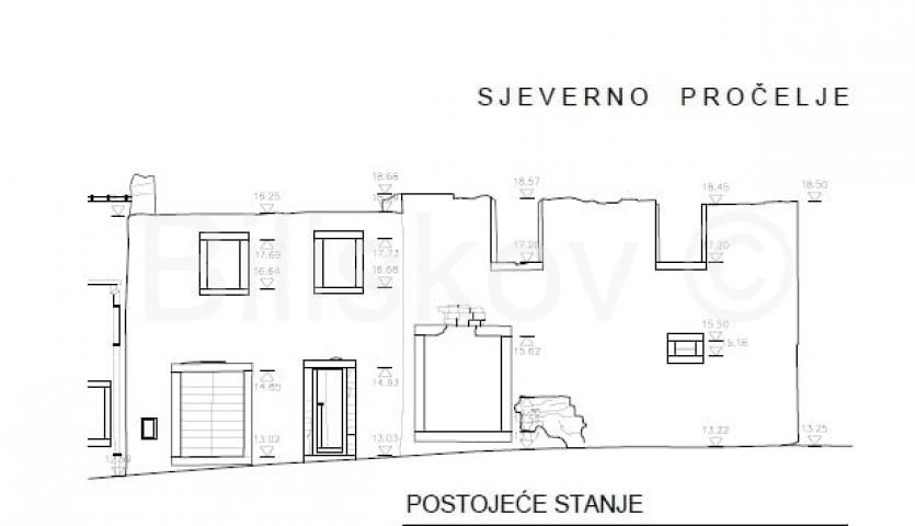 Pučišća, Brač- ruševna kuća s projektom u centru mijesta