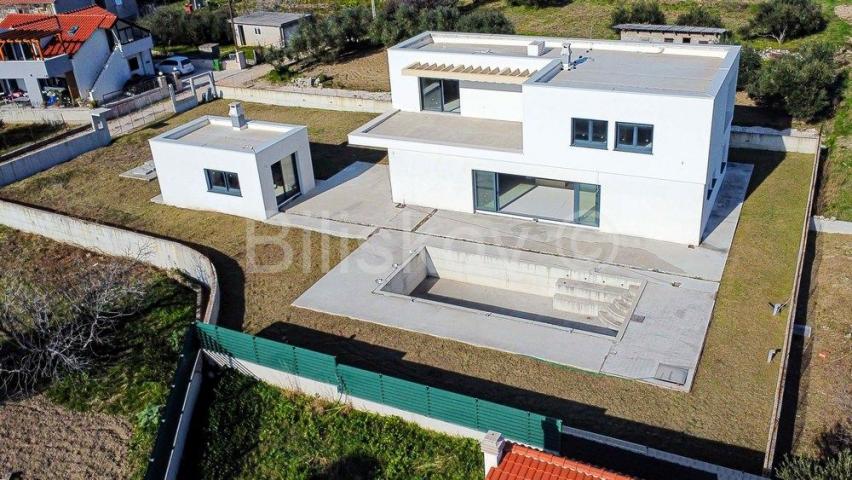 Kaštel Lukšić, obiteljska villa u izgradnji, prodaja