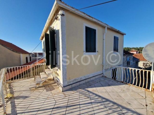 Hvar, Vrboska, dvojna kuća u centru mjesta 135 m2, 50 m od mora