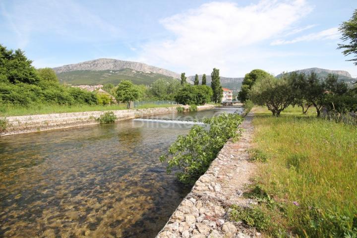 Solin, prodaja kuća uz rijeku, parcela 1177m2