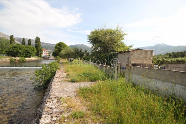 Solin, prodaja kuća uz rijeku, parcela 1177m2