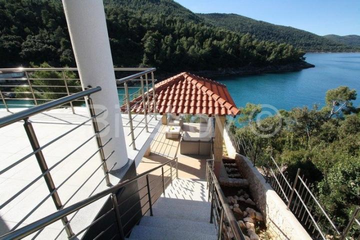 Korčula 1. red moderna vila s bazenom, vez za brod, prodaja