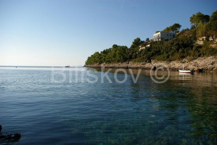 Korčula 1. red moderna vila s bazenom, vez za brod, prodaja