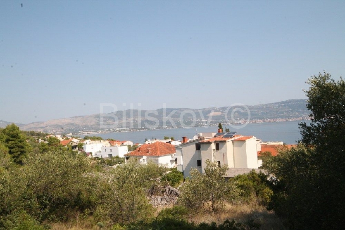 Slatine, građevinsko zemljište s pogledom na more. 