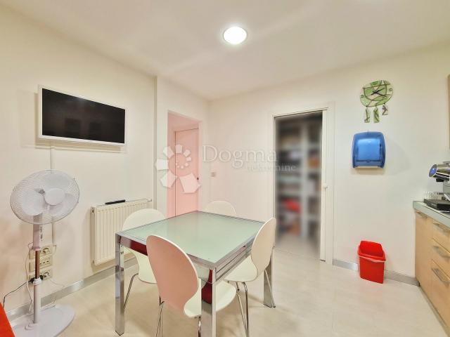 Flat Centar, Rijeka, 121,36m2