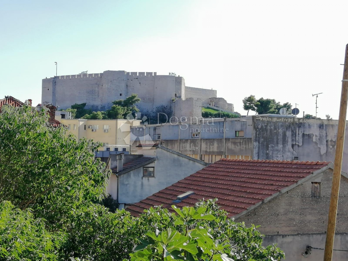 ŠIBENIK, stan u centru sa pogledom na more