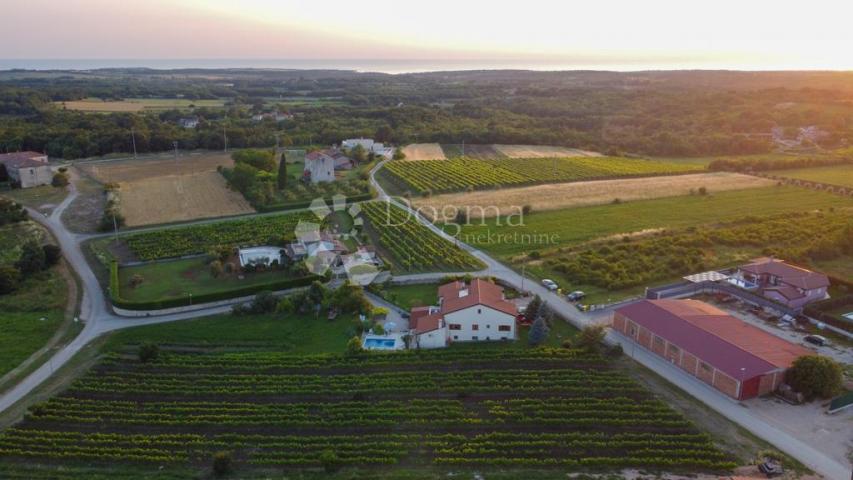 Luksuzna vila s bazenom u predivnom okruženju