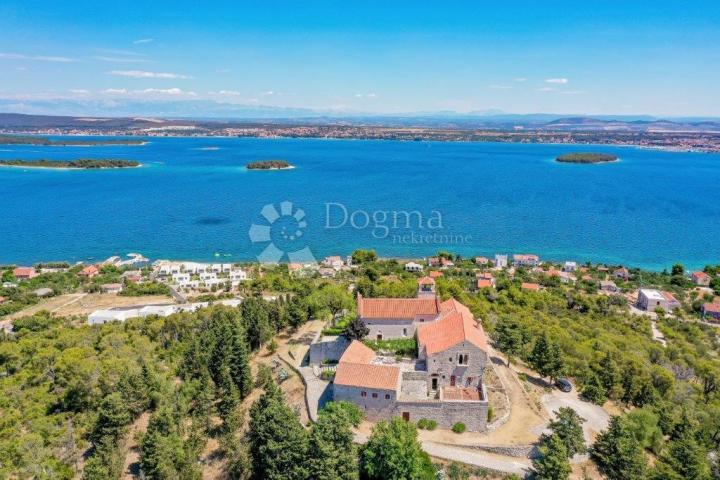 LUKSUZNA VILLA S PANORAMSKIM POGLEDOM NA MORE