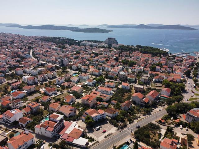 VODICE - HOTEL SA 17 SOBA BLIZU MORA 