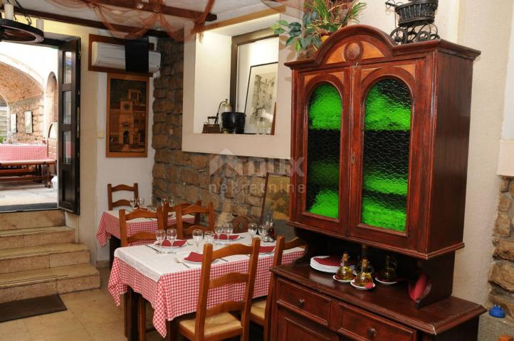 OTOK CRES 424m2 - Kuća, restoran, dvoetažni stan, apartmani