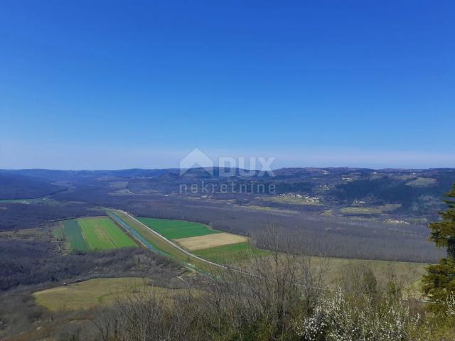 ISTRIA, MOTOVUN - Mehrstöckiges Gebäude im Zentrum von Motovun