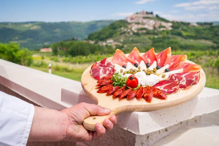 ISTRA, MOTOVUN - Kuća na jedinstvenom položaju i s jedinstvenom ponudom u Istri