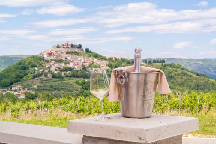 ISTRA, MOTOVUN - Kuća na jedinstvenom položaju i s jedinstvenom ponudom u Istri