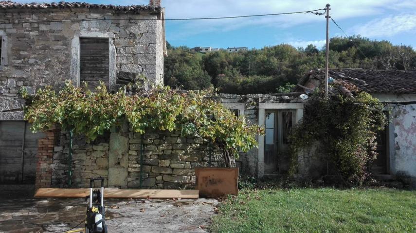 BUZET, JURADI - Samostojeća starina za obnovu